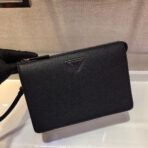 CLUTCH 26 IN BLACK GRAINED CALFSKIN TRIANGLE LOGO - 图片 4