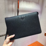CLUTCH 26 IN BLACK GRAINED CALFSKIN TRIANGLE LOGO - 图片 7