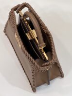 PEEKABOO ISEEU 27 IN BROWN SMOOTH CALFSKIN WITH WOVEN TRIM GOLD HARDWARE - 图片 7