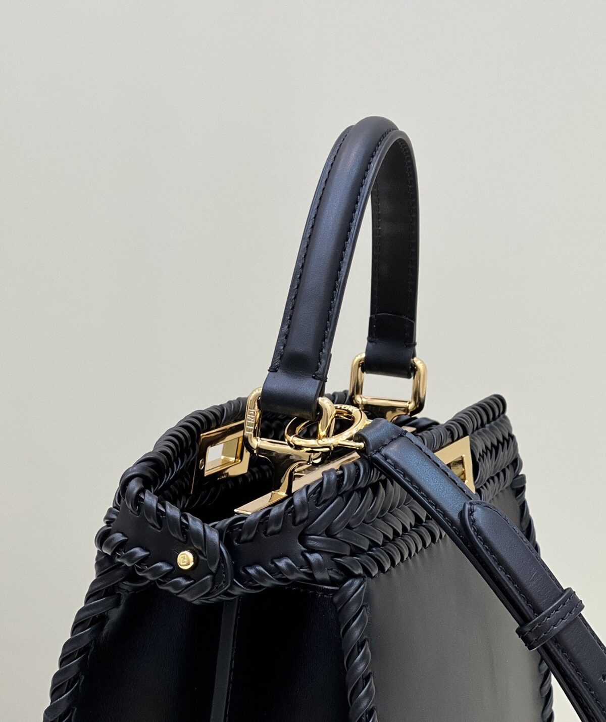 PEEKABOO ISEEU 27 IN BLACK SMOOTH CALFSKIN WITH WOVEN TRIM GOLD HARDWARE - 图片 4
