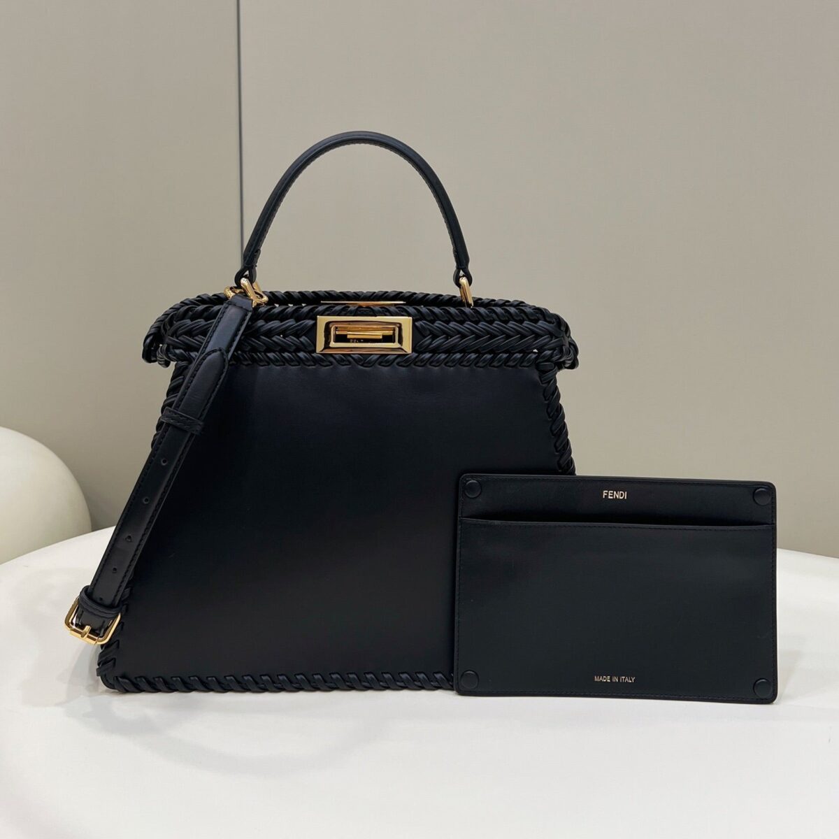 PEEKABOO ISEEU 27 IN BLACK SMOOTH CALFSKIN WITH WOVEN TRIM GOLD HARDWARE - 图片 1