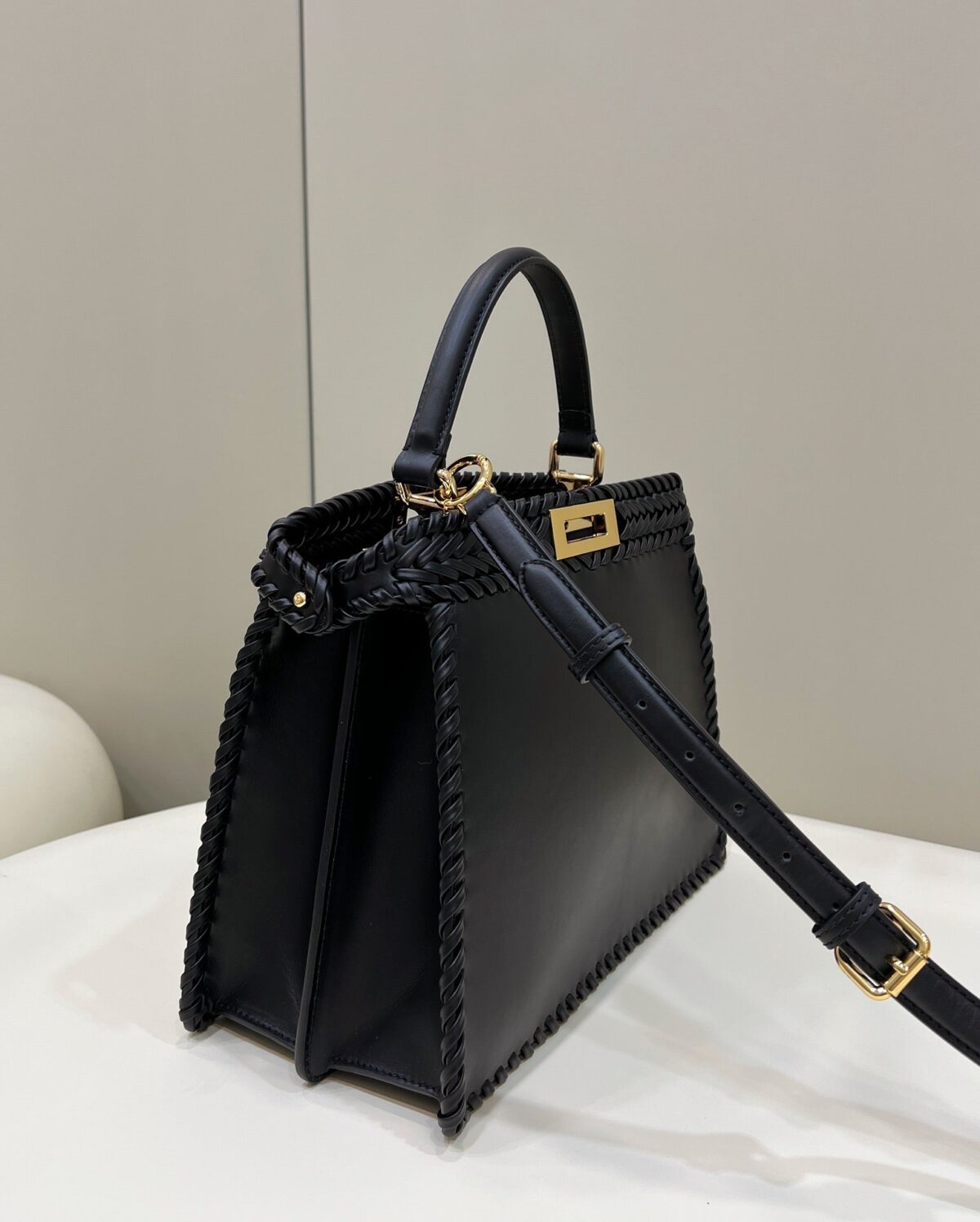 PEEKABOO ISEEU 27 IN BLACK SMOOTH CALFSKIN WITH WOVEN TRIM GOLD HARDWARE - 图片 5