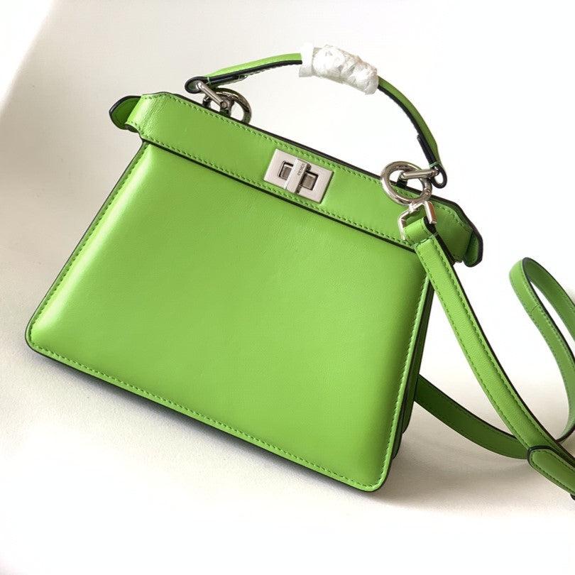 20220717_i1658035121_385_1_jpg_b3f7fa55-aba1-447e-87eb-047b8c42c771.jpg Peekaboo ISeeU Petite 20 Bag Green Lambskin Shw - 图片 1