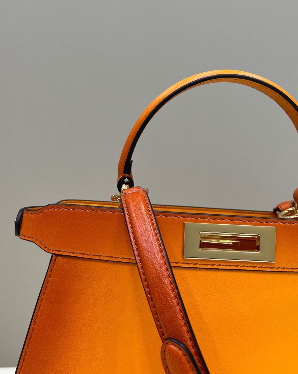 PEEKABOO ISEEU 33 IN ORANGE OMBRE SMOOTH CALFSKIN GOLD HARDWARE - 图片 3