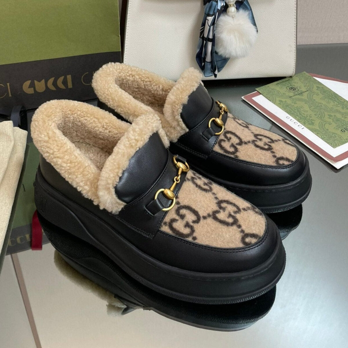 GG LOAFER IN CAMEL BROWN JACQUARD AND BLACK CALFSKIN WITH BEIGE WOOL LINING - 图片 1