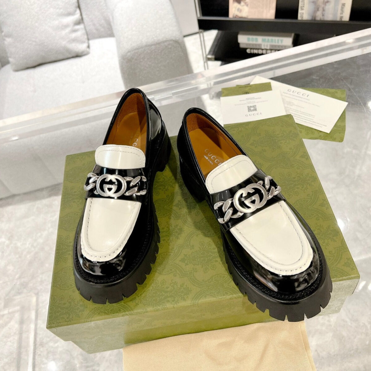 GG LOAFER WITH GG CHAINS GLOSSY BLACK AND WHITE CALFSKIN - 图片 1