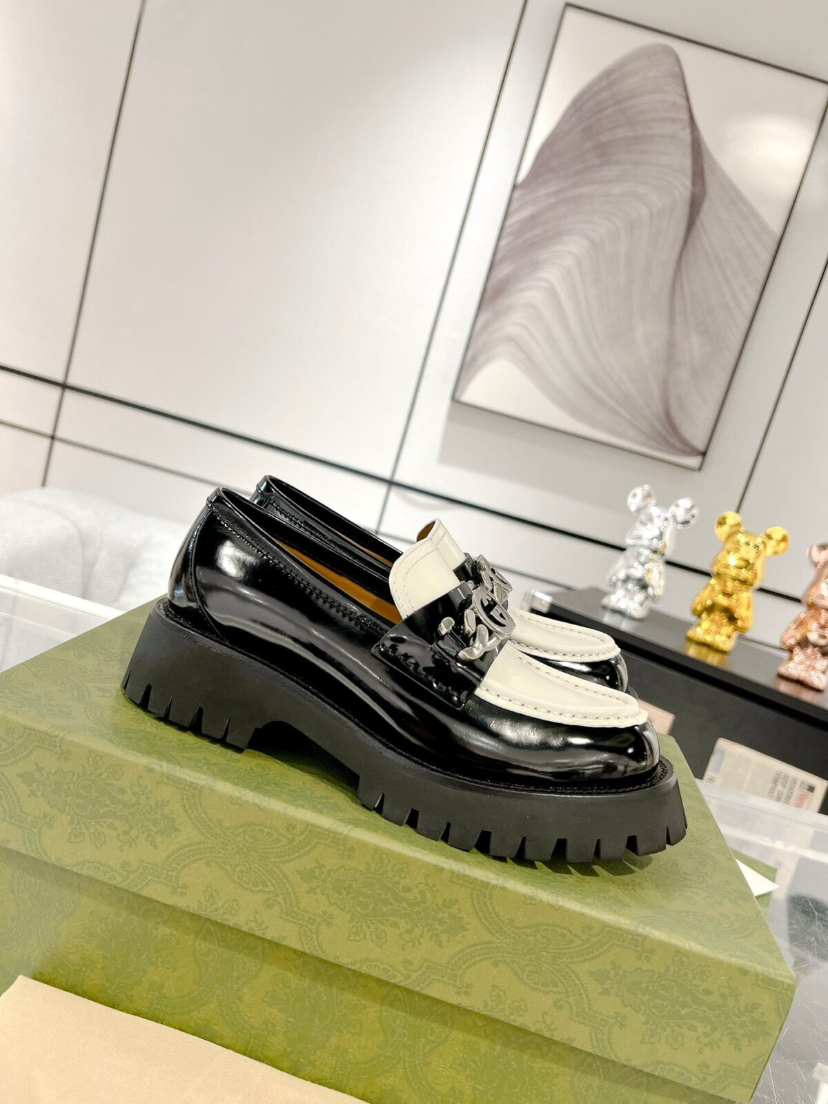GG LOAFER WITH GG CHAINS GLOSSY BLACK AND WHITE CALFSKIN - 图片 4