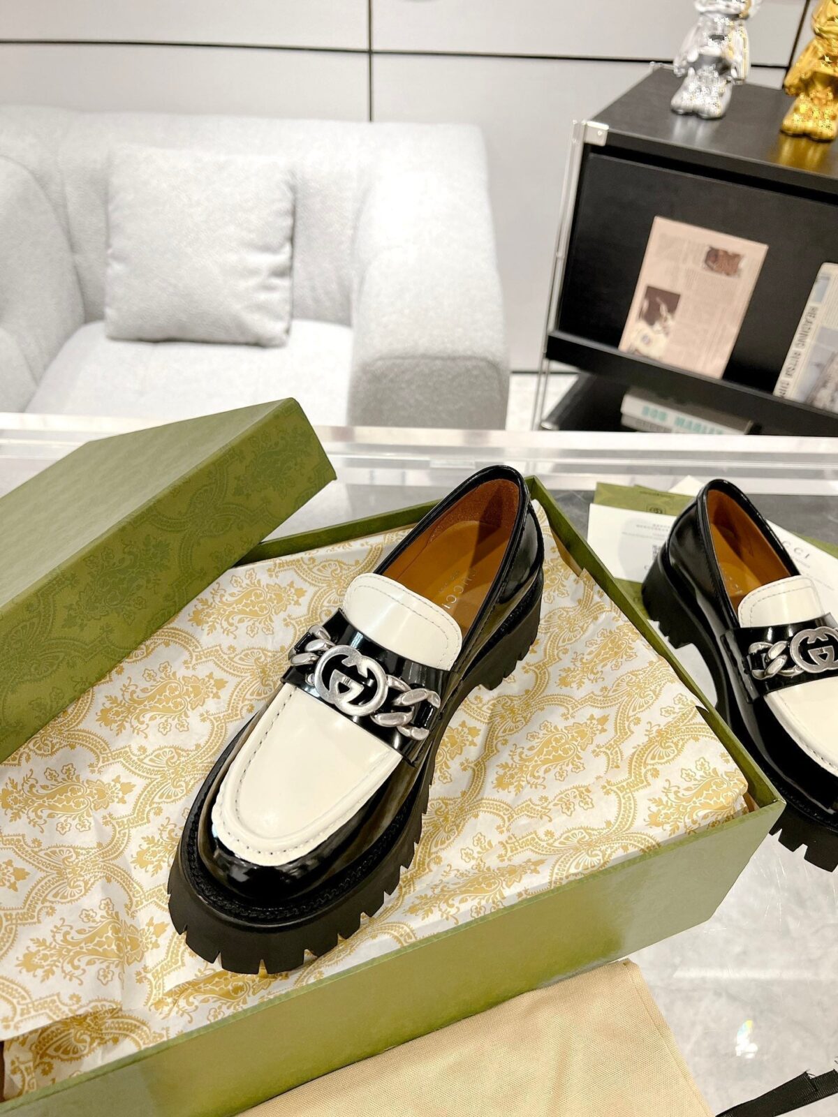 GG LOAFER WITH GG CHAINS GLOSSY BLACK AND WHITE CALFSKIN - 图片 5