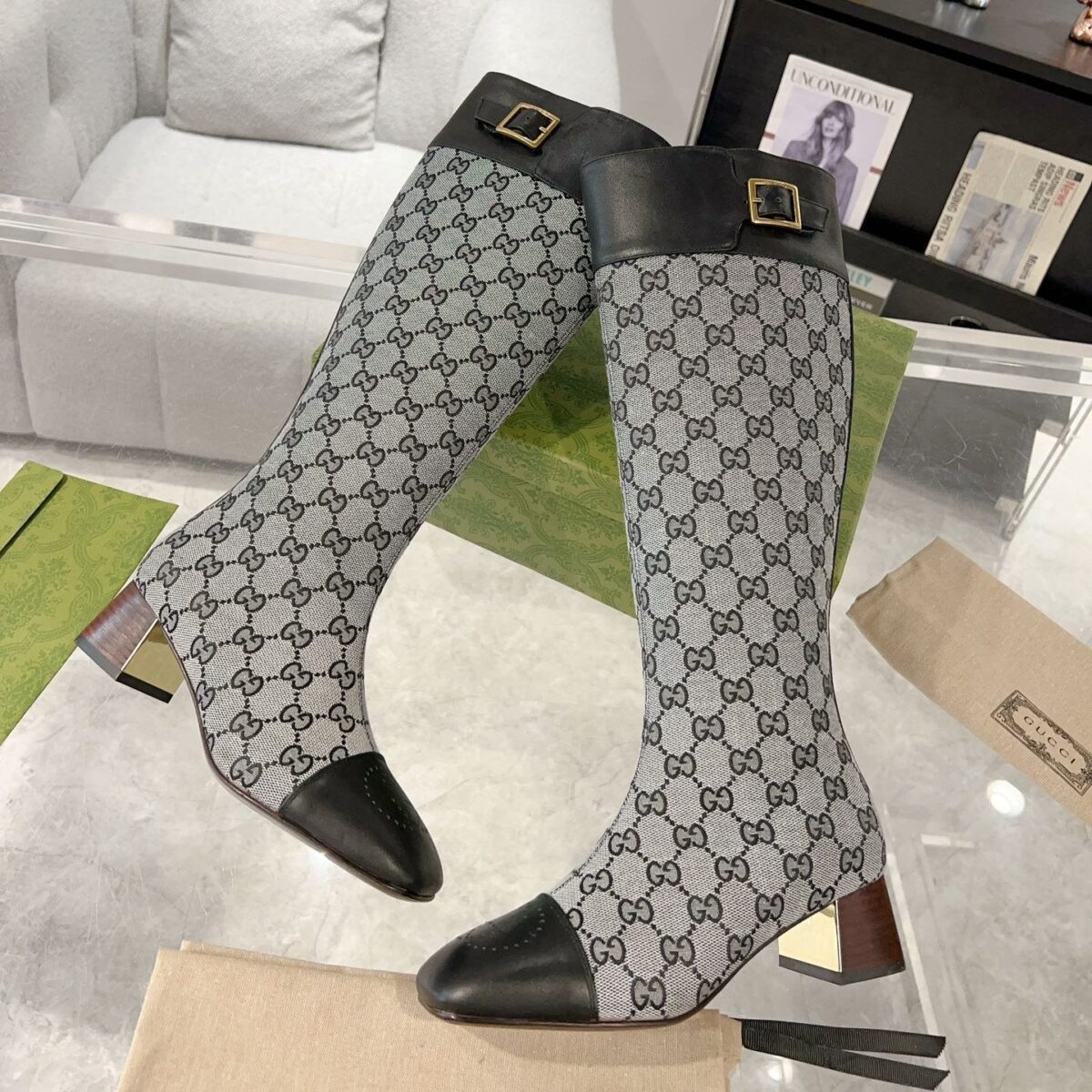 GG KNEE BOOTS IN LIGHT GRAY MONOGRAM CANVAS AND BLACK GLOSSY SHEEPSKIN - 图片 1