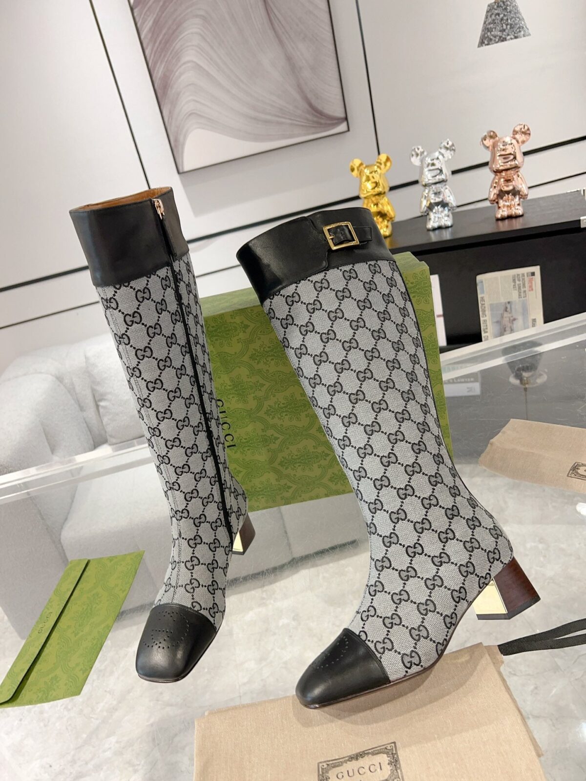 GG KNEE BOOTS IN LIGHT GRAY MONOGRAM CANVAS AND BLACK GLOSSY SHEEPSKIN - 图片 4