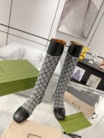 GG KNEE BOOTS IN LIGHT GRAY MONOGRAM CANVAS AND BLACK GLOSSY SHEEPSKIN - 图片 6