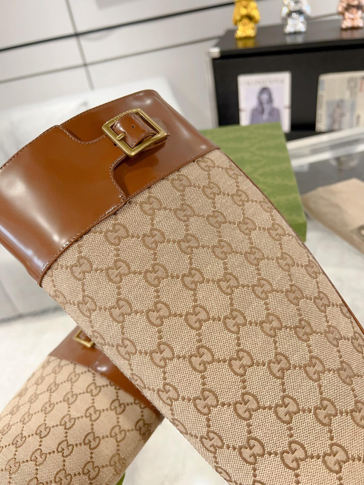 GG KNEE BOOTS IN BRONZE BROWN MONOGRAM CANVAS AND GLOSSY SHEEPSKIN - 图片 3