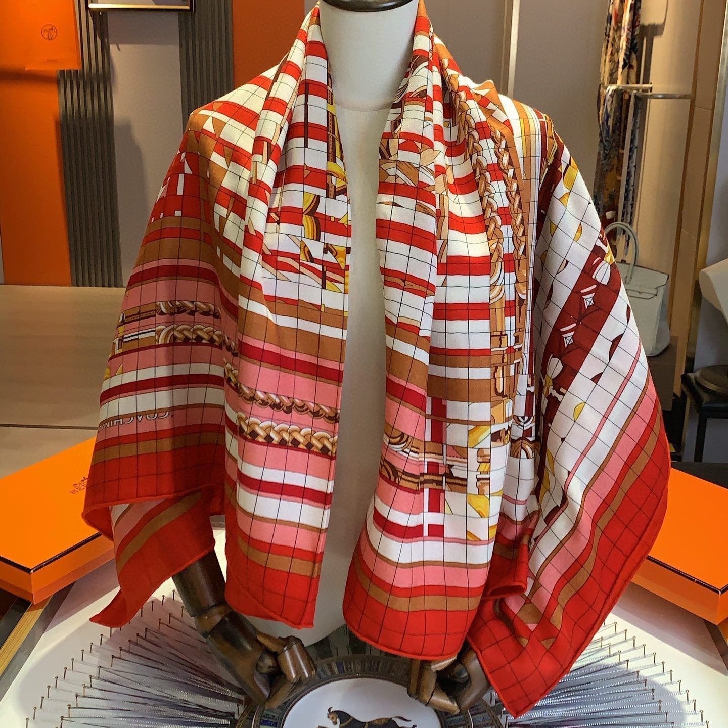 20240820_i1724160153_9549_4_jpg_585f2de7-fcd6-439b-8db9-7bd9eb3a086b.jpg COACHING DEJA-VU SHAWL 135 CM IN COLORFUL CASHMERE AND SILK 379747 - 图片 1