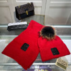 CLASSIC HAT & SCARF SET IN CHERRY RED CASHMERE 379251 - 图片 3
