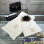 CLASSIC HAT & SCARF SET IN WHITE CASHMERE 379251 - 图片 5