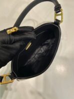 CLEO SHOULDER BAG 22 IN BLACK BRUSHED LAMBSKIN WITH CLASP CLOSURE - 图片 5