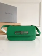 Crossbody Size: 23.5×12.4×10.4cm