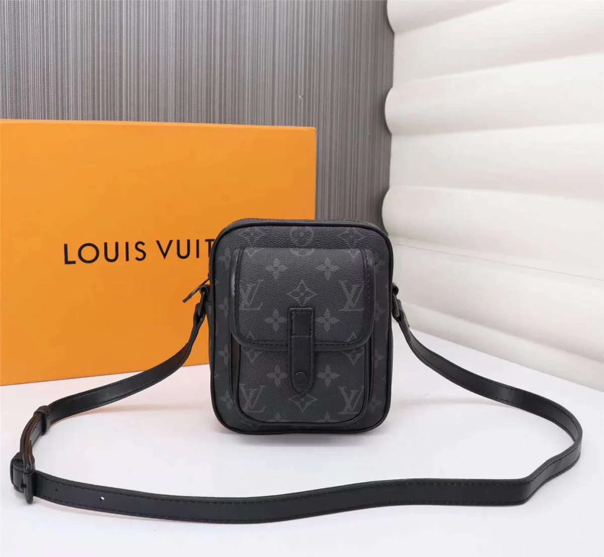 Louis Vuitton Model: 69404 Size: 15x17x8cm - 图片 1