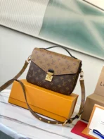 Louis Vuitton Size: 25 x 19 x 9 cm