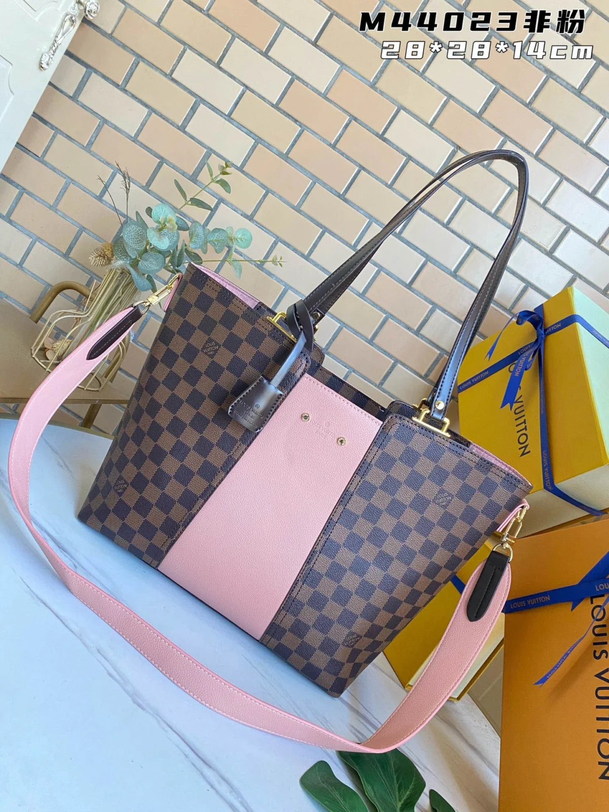 Louis Vuitton Size: 28X28X14cm Pocket 43cm - 图片 1