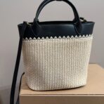 CROCHET TOTE BAG 23 IN BEIGE WOVEN RAFFIA WITH BLACK CALFSKIN STRAP - 图片 3