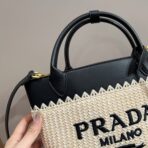 CROCHET TOTE BAG 23 IN BEIGE WOVEN RAFFIA WITH BLACK CALFSKIN STRAP - 图片 2