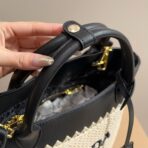 CROCHET TOTE BAG 23 IN BEIGE WOVEN RAFFIA WITH BLACK CALFSKIN STRAP - 图片 4
