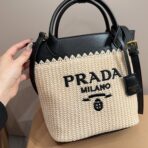 CROCHET TOTE BAG 23 IN BEIGE WOVEN RAFFIA WITH BLACK CALFSKIN STRAP - 图片 5