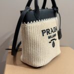 CROCHET TOTE BAG 23 IN BEIGE WOVEN RAFFIA WITH BLACK CALFSKIN STRAP - 图片 6