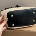 CROCHET TOTE BAG 23 IN BEIGE WOVEN RAFFIA WITH BLACK CALFSKIN STRAP - 图片 8