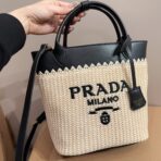 CROCHET TOTE BAG 23 IN BEIGE WOVEN RAFFIA WITH BLACK CALFSKIN STRAP - 图片 9