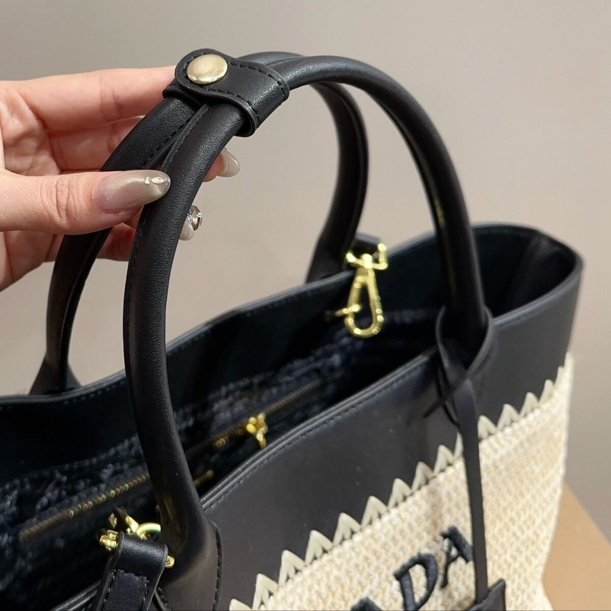 CROCHET TOTE BAG 28 IN BEIGE WOVEN RAFFIA WITH BLACK CALFSKIN STRAP - 图片 2