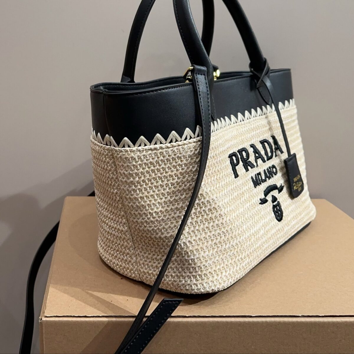 CROCHET TOTE BAG 28 IN BEIGE WOVEN RAFFIA WITH BLACK CALFSKIN STRAP - 图片 5