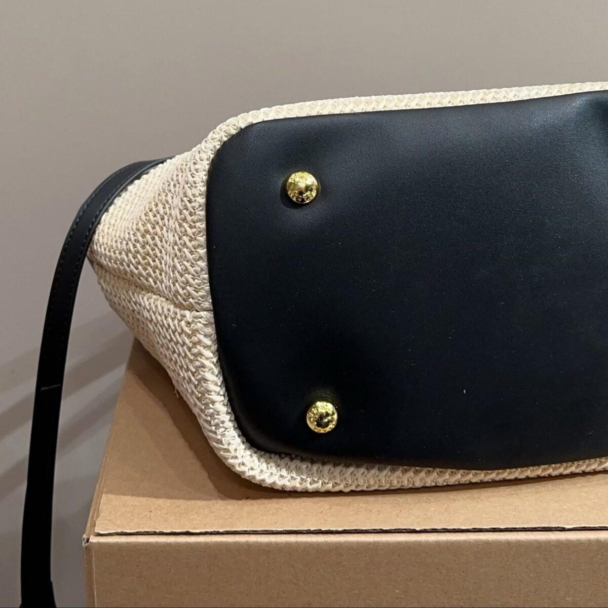 CROCHET TOTE BAG 28 IN BEIGE WOVEN RAFFIA WITH BLACK CALFSKIN STRAP - 图片 6