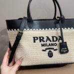 CROCHET TOTE BAG 28 IN BEIGE WOVEN RAFFIA WITH BLACK CALFSKIN STRAP - 图片 8