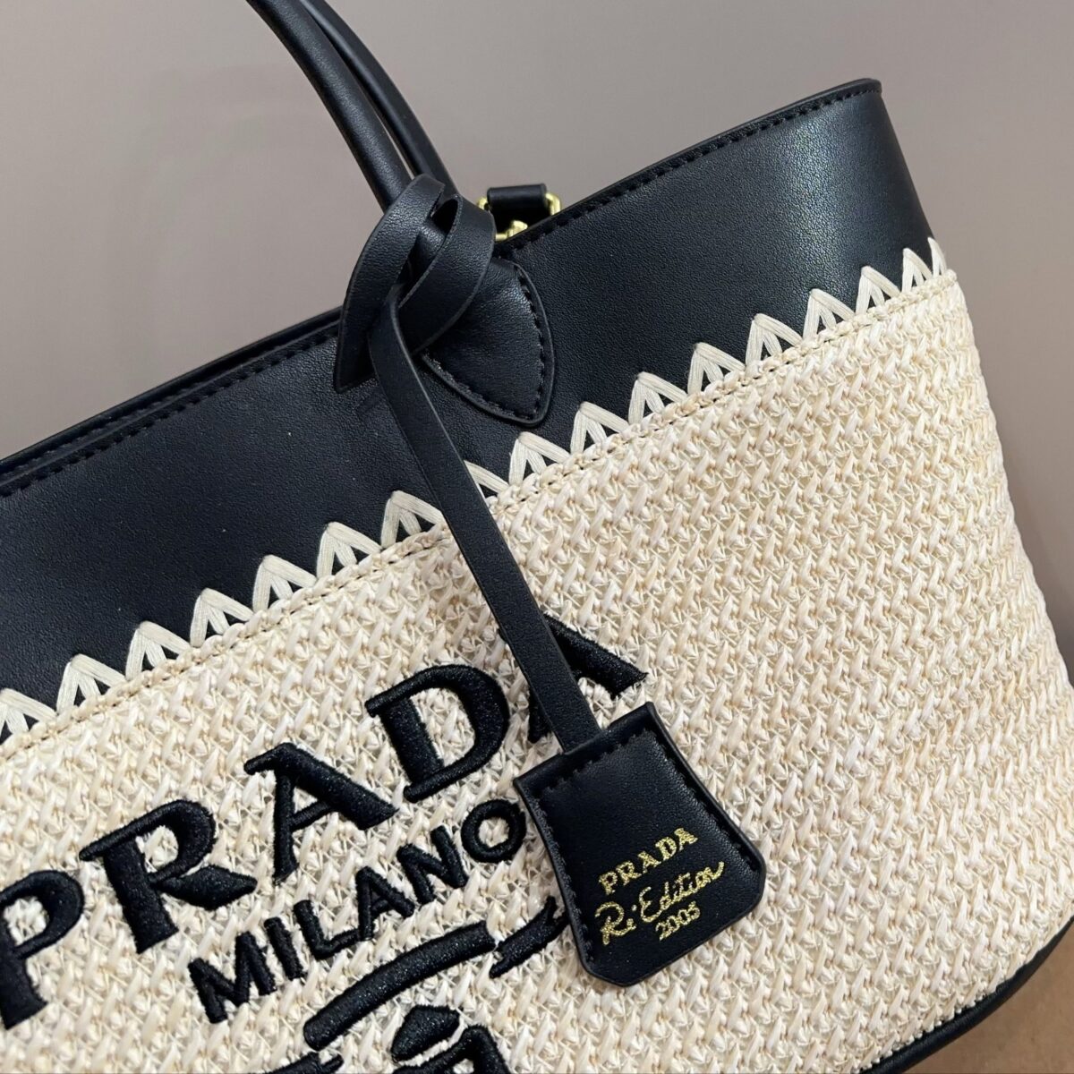 CROCHET TOTE BAG 28 IN BEIGE WOVEN RAFFIA WITH BLACK CALFSKIN STRAP - 图片 3