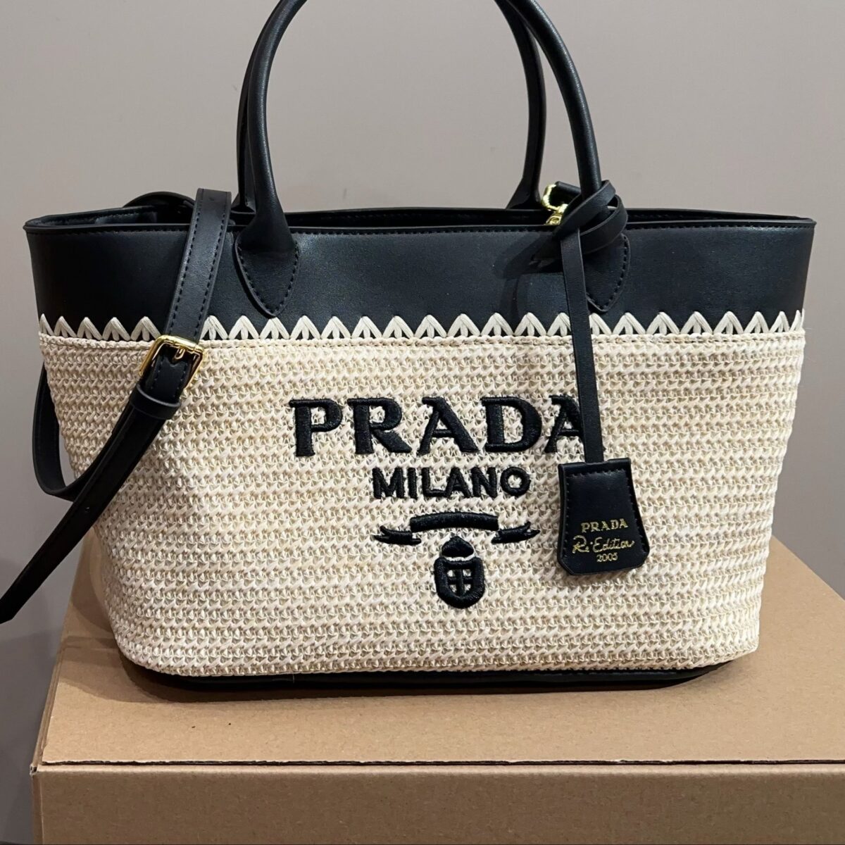 CROCHET TOTE BAG 28 IN BEIGE WOVEN RAFFIA WITH BLACK CALFSKIN STRAP - 图片 9