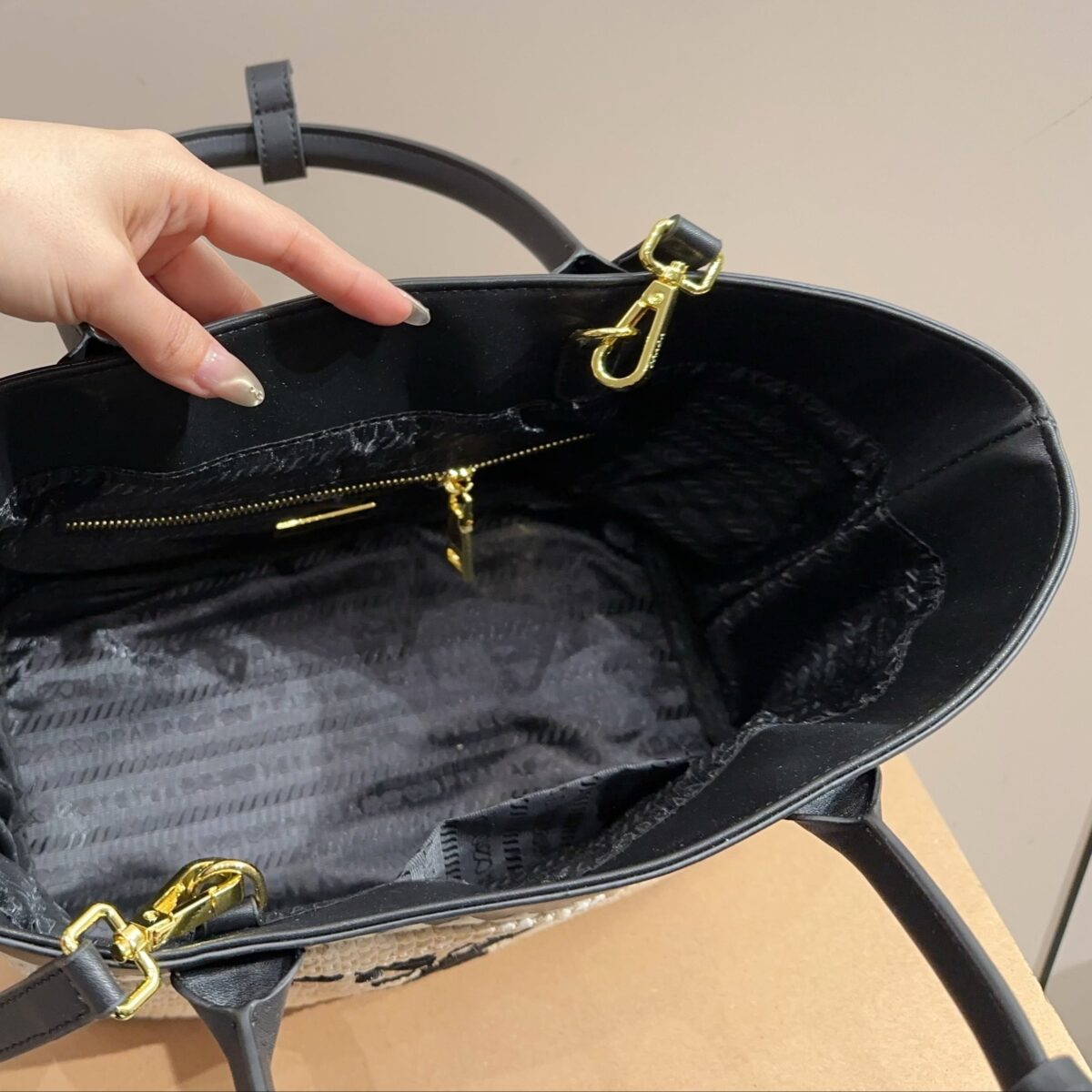 CROCHET TOTE BAG 28 IN BEIGE WOVEN RAFFIA WITH BLACK CALFSKIN STRAP - 图片 4