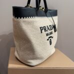 CROCHET TOTE BAG 32 IN BEIGE WOVEN RAFFIA WITH BLACK CALFSKIN STRAP - 图片 4