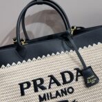 CROCHET TOTE BAG 32 IN BEIGE WOVEN RAFFIA WITH BLACK CALFSKIN STRAP - 图片 5