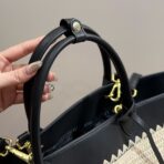 CROCHET TOTE BAG 32 IN BEIGE WOVEN RAFFIA WITH BLACK CALFSKIN STRAP - 图片 7
