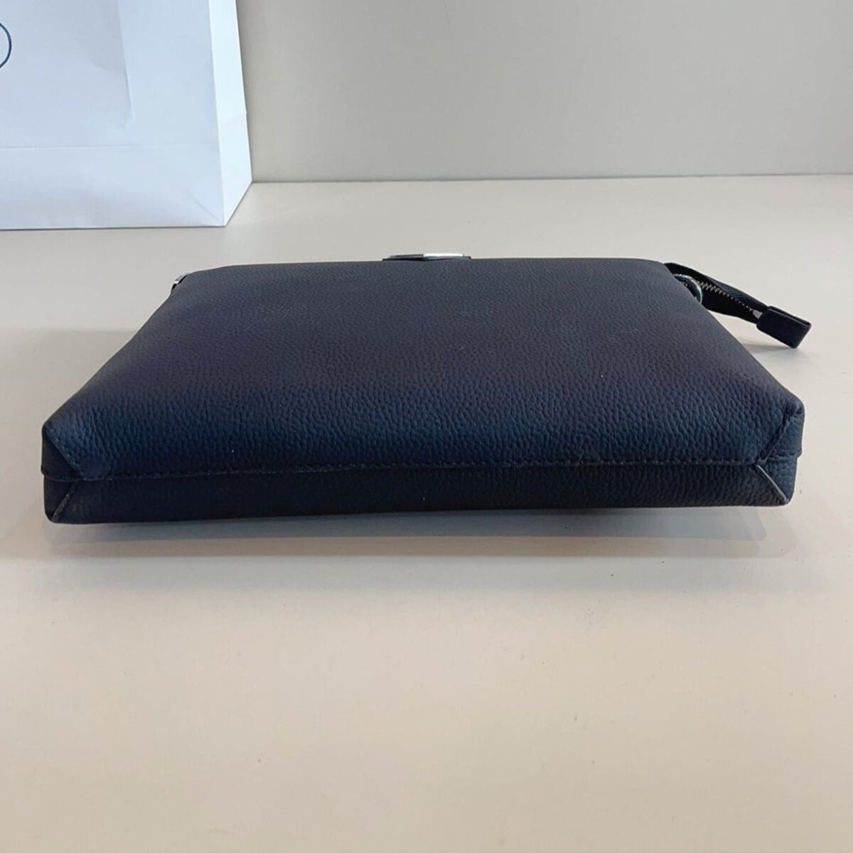 CLUTCH 29 IN NAVY BLUE GRAINED CALFSKIN TRIANGLE LOGO - 图片 3