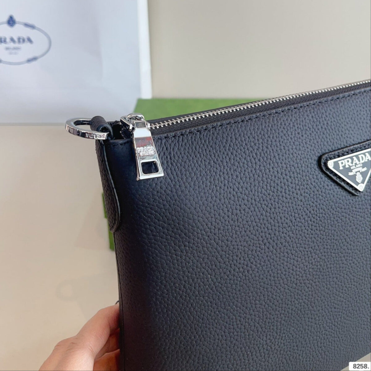 CLUTCH 29 IN NAVY BLUE GRAINED CALFSKIN TRIANGLE LOGO - 图片 4