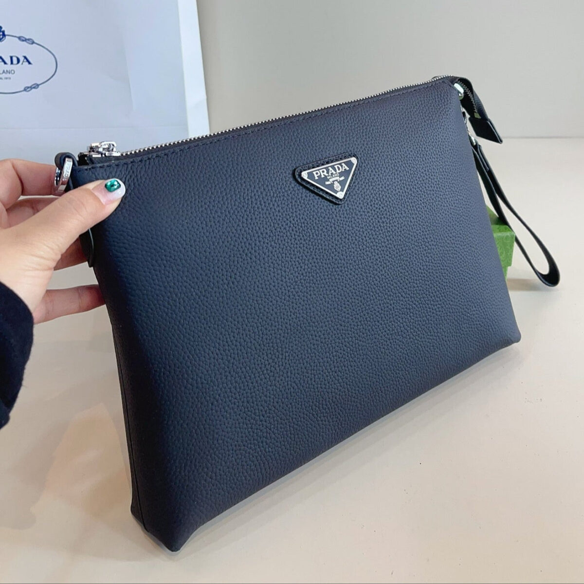CLUTCH 29 IN NAVY BLUE GRAINED CALFSKIN TRIANGLE LOGO - 图片 1