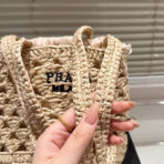 CROCHET BUCKET BAG 18 IN BEIGE WOVEN RAFFIA EMBROIDED LOGO - 图片 3