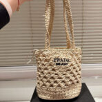 CROCHET BUCKET BAG 18 IN BEIGE WOVEN RAFFIA EMBROIDED LOGO - 图片 2