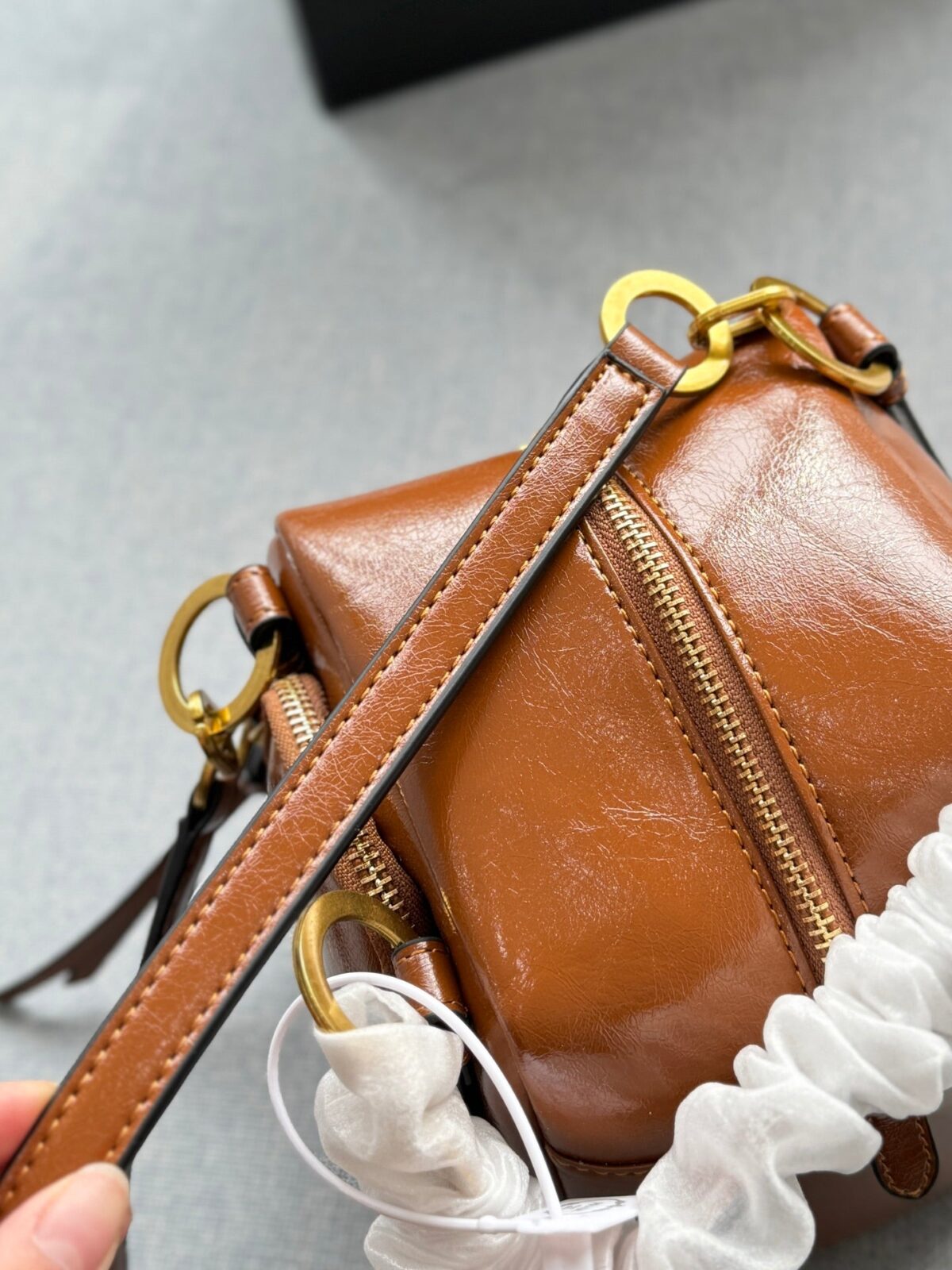 DANGLE TOP HANDLE MINI BAG 15 IN BROWN PATENT CALFSKIN - 图片 4