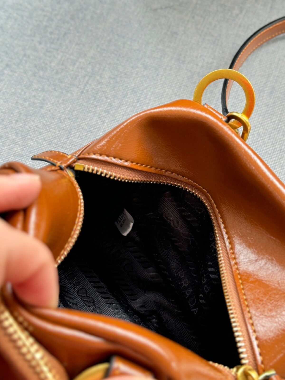 DANGLE TOP HANDLE MINI BAG 15 IN BROWN PATENT CALFSKIN - 图片 5