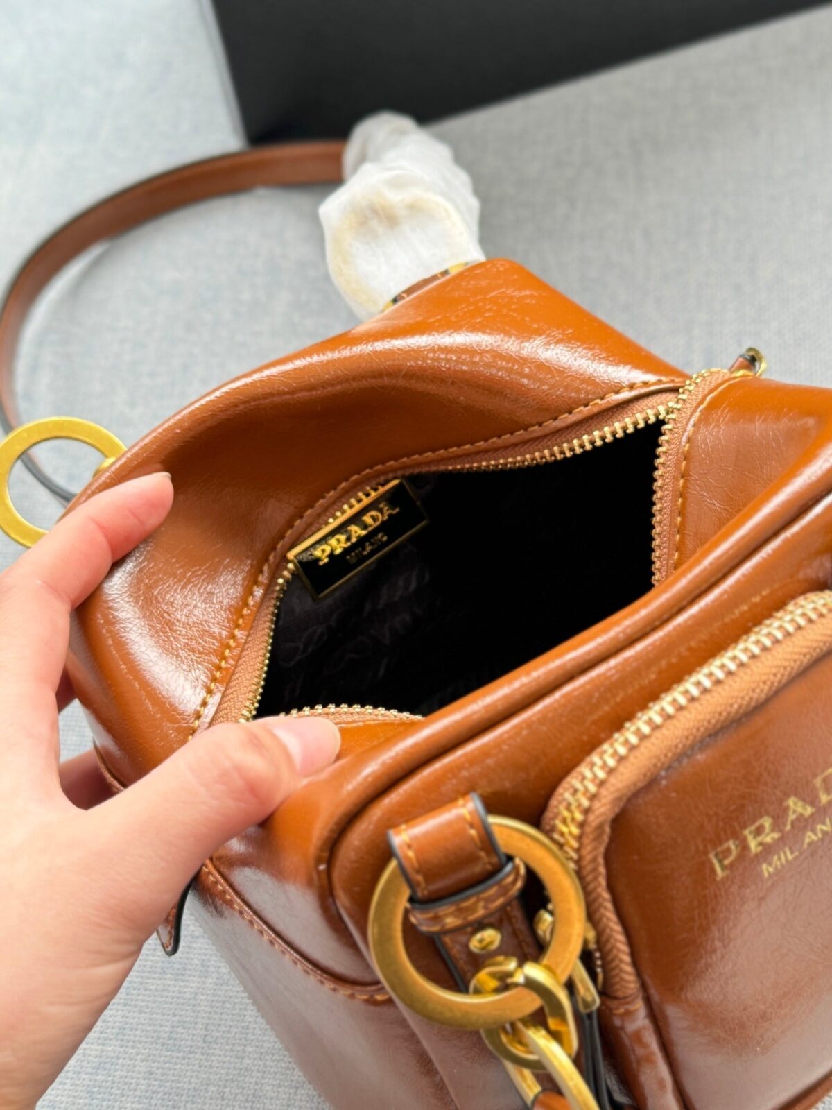 DANGLE TOP HANDLE MINI BAG 15 IN BROWN PATENT CALFSKIN - 图片 2