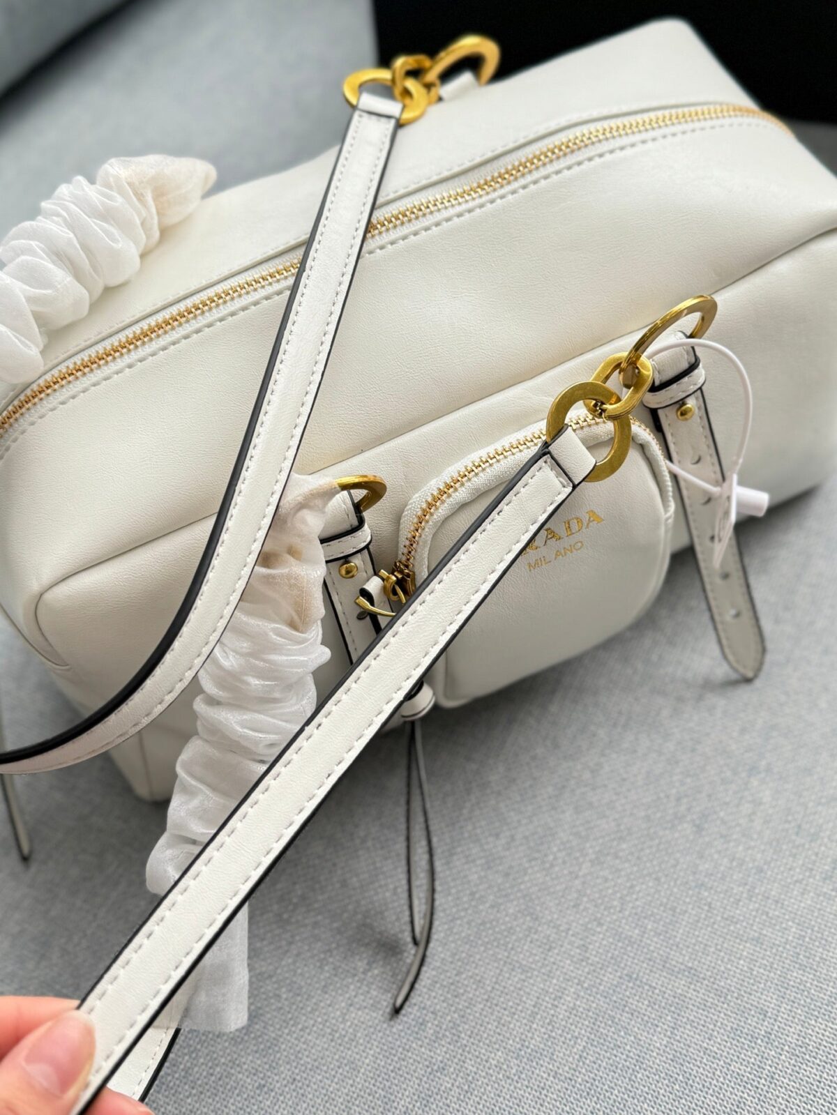 DANGLE TOP HANDLE BAG 30 IN WHITE SHINY CALFSKIN - 图片 3
